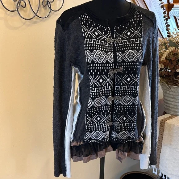 Gimmicks by BKE Black and White Patterned Cardigan with Black Lace Accents - Picture 3 of 14
